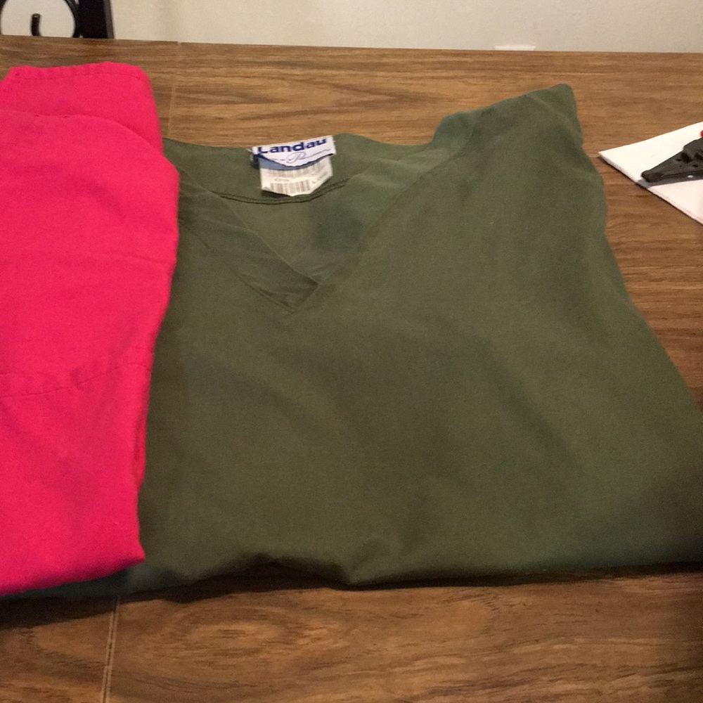 Scrub tops bundle 2 - Picture 2 of 4